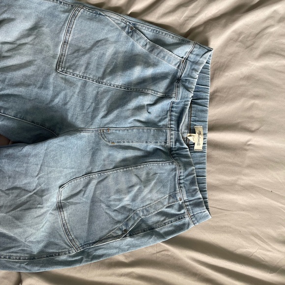 Madewell Pull-On Relaxed Jeans in Bellview Wash - Picture 5 of 9